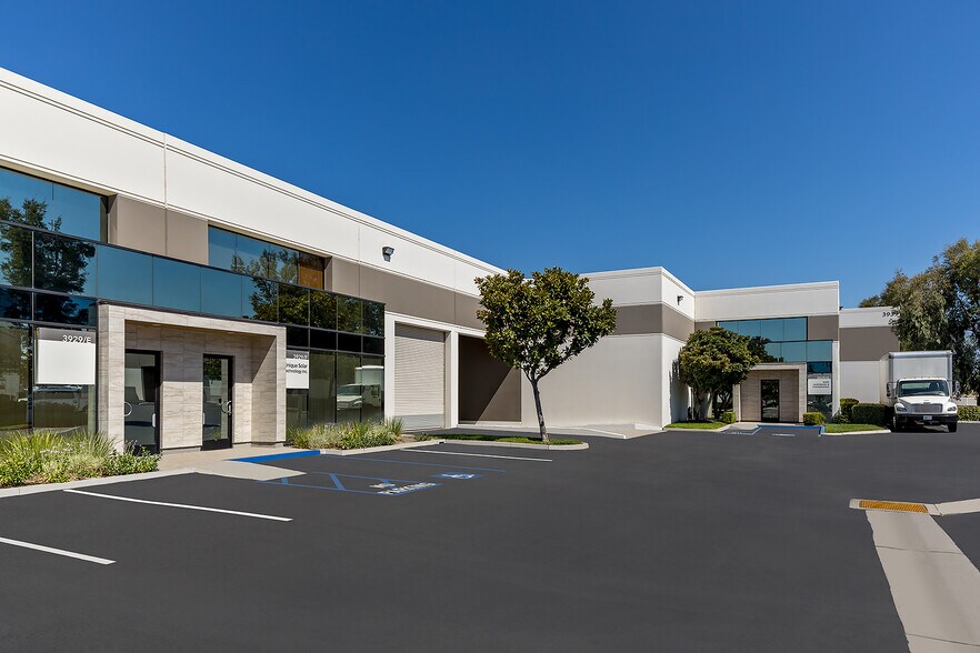 3919 E Guasti Rd, Ontario, CA à louer - Photo du bâtiment - Image 3 de 7