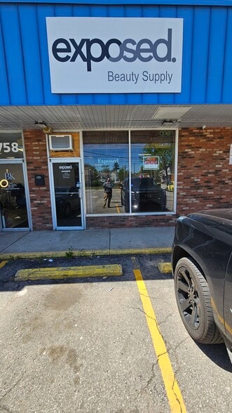756-758 E 200th St, Cleveland, OH for lease - Building Photo - Image 2 of 2