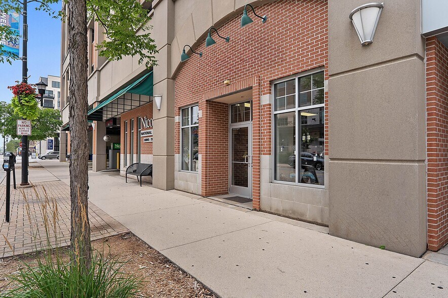 100-140 N Washington St, Green Bay, WI à louer - Photo du bâtiment - Image 1 de 8