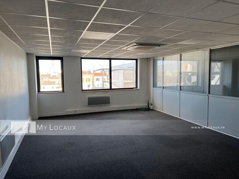 Flex in Saint-Denis for lease - Interior Photo - Image 3 of 6