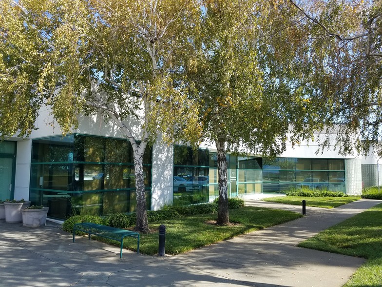 320 Campus Ln, Fairfield, CA for lease - Building Photo - Image 3 of 7