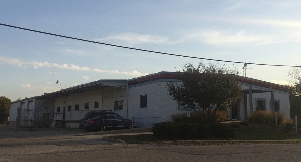 Manchester Flex Buildings portefeuille de 2 propriétés à vendre sur LoopNet.ca - Photo du bâtiment - Image 1 de 2