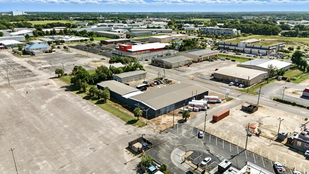 Industrial Warehouse & Showroom Complex portefeuille de 2 propriétés à vendre sur LoopNet.ca - Photo du bâtiment - Image 2 de 57