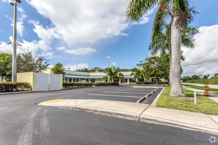 35202 S Dixie Hwy, Florida City, FL à louer - Photo du bâtiment - Image 3 de 11