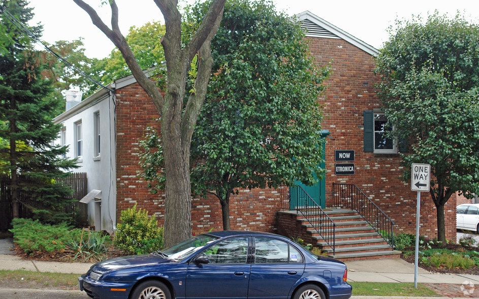 48 Elm St, Huntington, NY à louer - Photo du bâtiment - Image 3 de 14
