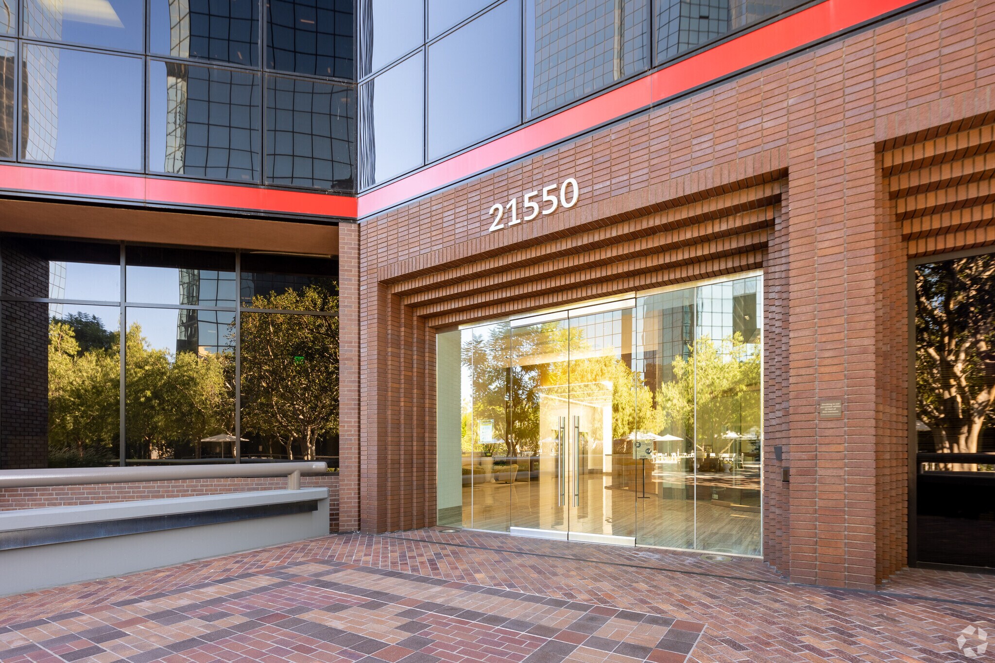 21550 Oxnard St, Woodland Hills, CA à louer Photo principale- Image 1 de 3