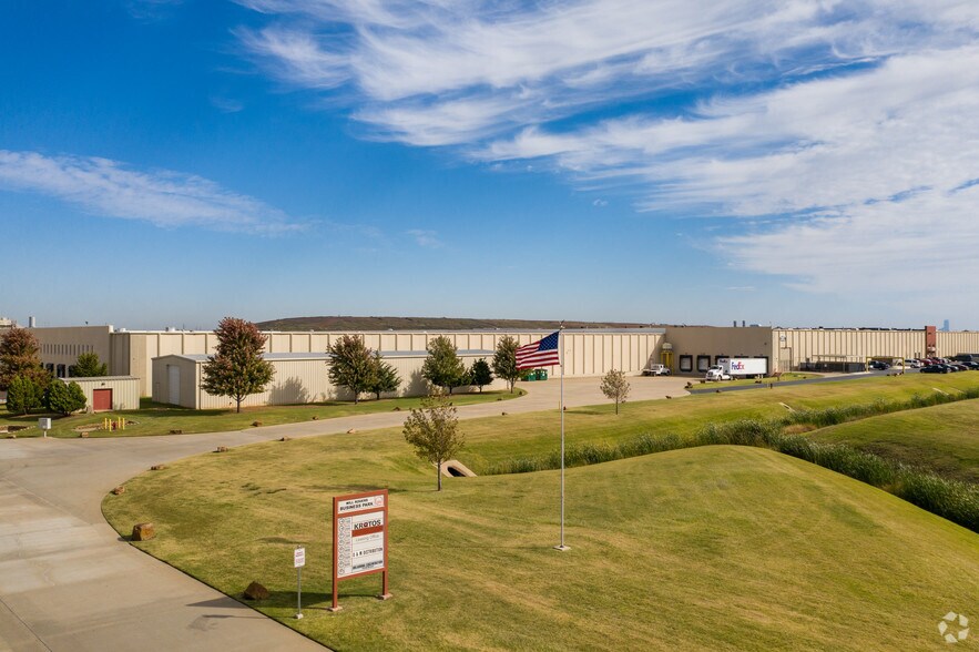 7501 SW 29th St, Oklahoma City, OK à louer - Photo du bâtiment - Image 3 de 15