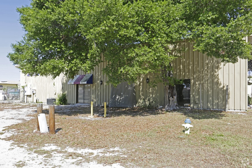 1100 Gillespie Ave, Sarasota, FL à vendre - Photo du bâtiment - Image 3 de 6