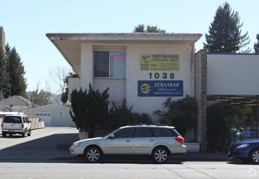 1038 4th St, Santa Rosa, CA à louer - Photo du bâtiment - Image 3 de 17