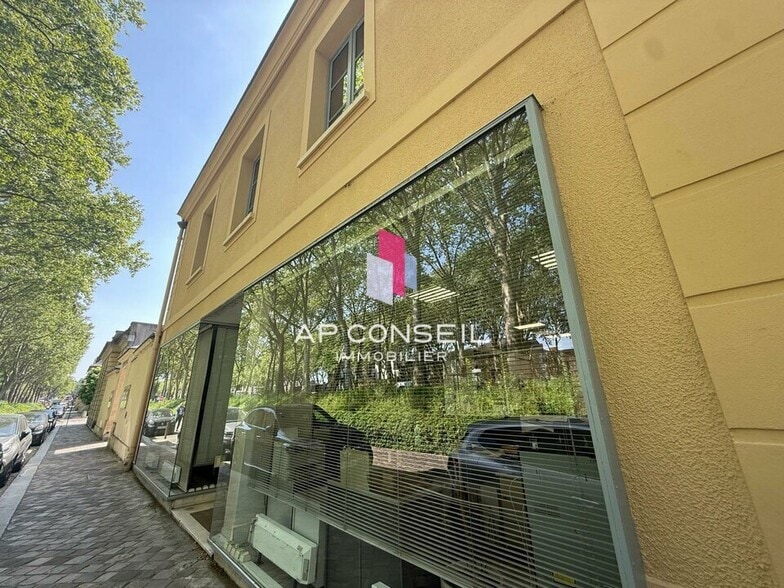 Retail in Versailles for lease - Building Photo - Image 2 of 7
