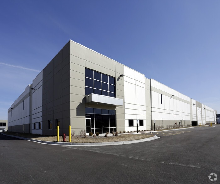 101 Paragon Dr, Romeoville, IL for lease - Building Photo - Image 3 of 8
