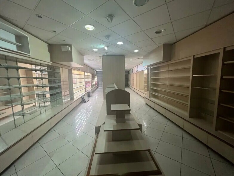 Retail in Bagnols-sur-Cèze for lease - Interior Photo - Image 2 of 6