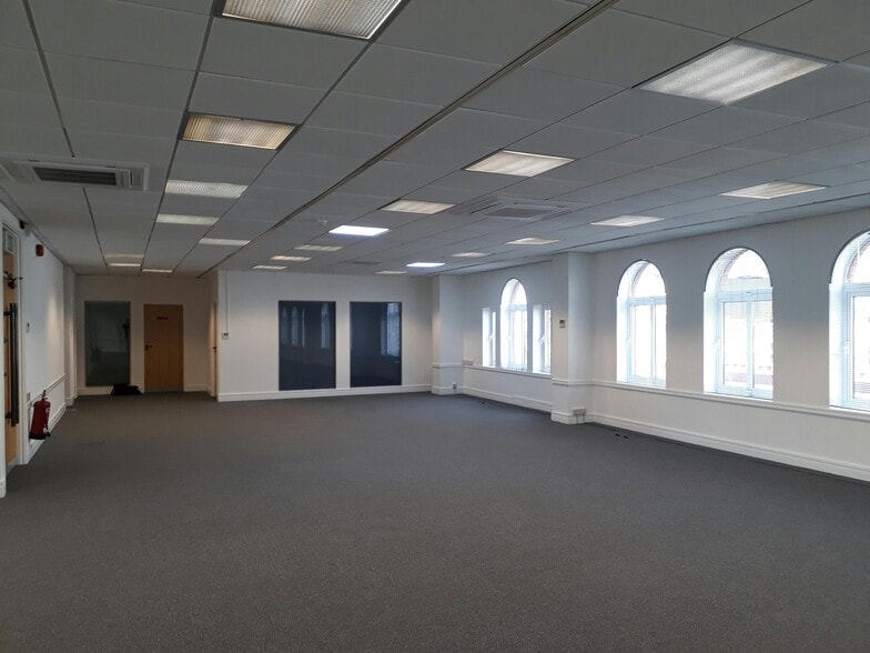 81-83 Victoria Rd, Surbiton à louer - Photo du bâtiment - Image 3 de 4