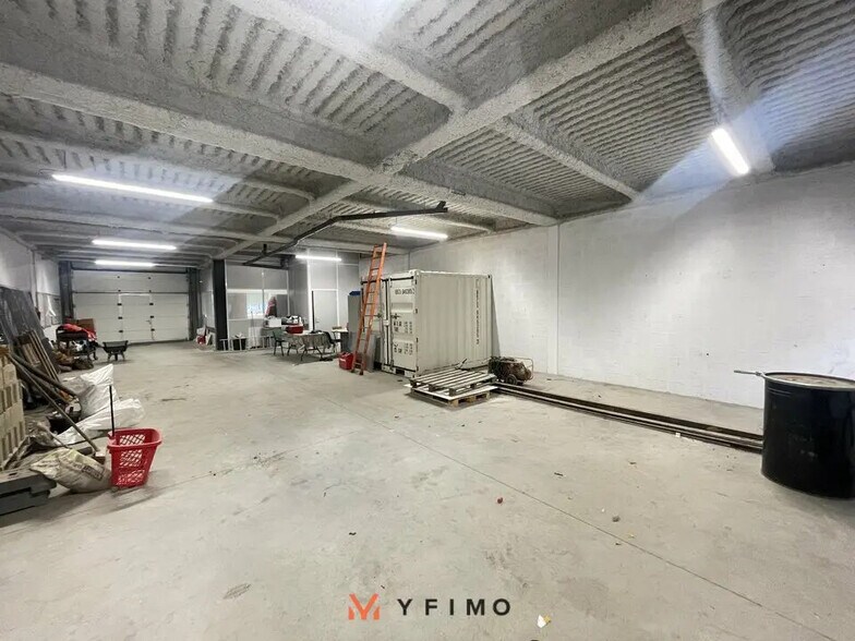 Flex in Aubergenville for lease - Interior Photo - Image 3 of 6