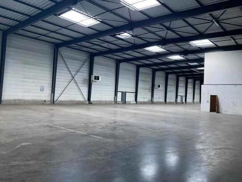 Bureau dans Décines-Charpieu à louer - Photo du bâtiment - Image 3 de 19