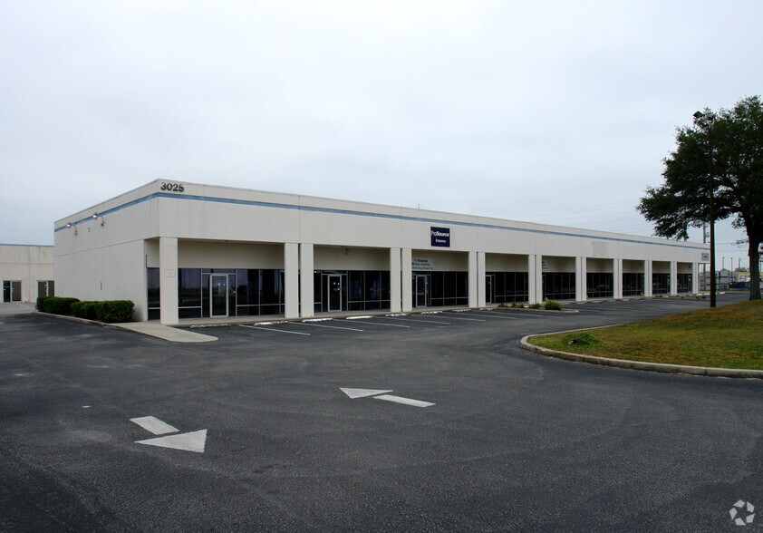 3025 Silver Star Rd, Orlando, FL à louer - Photo du bâtiment - Image 2 de 8
