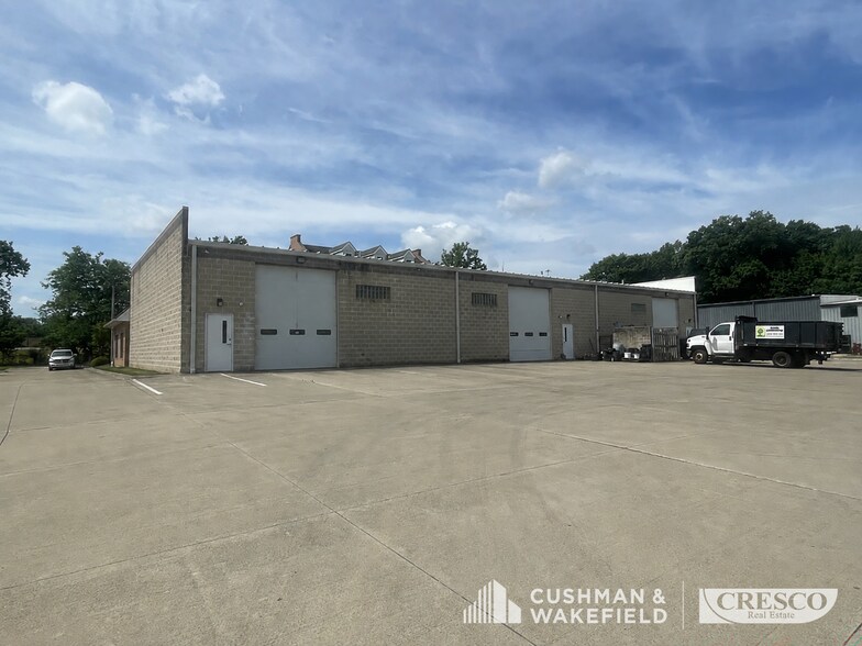 30205 Clemens Rd, Westlake, OH à louer - Photo du bâtiment - Image 3 de 14
