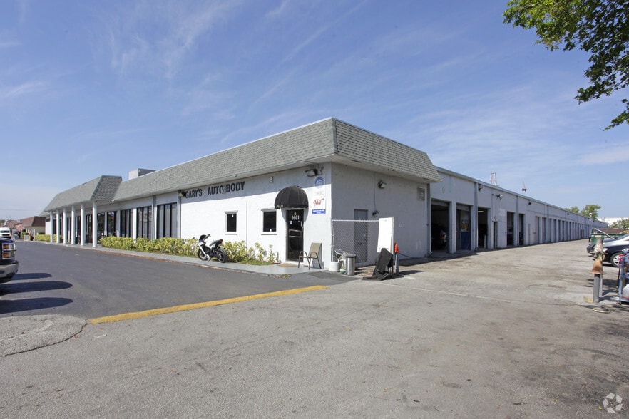 1593-1667 Banks Rd, Margate, FL for lease - Building Photo - Image 2 of 4