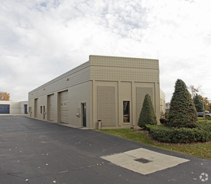 1490 Premier Dr, Troy, MI à louer - Photo du bâtiment - Image 3 de 4
