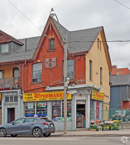 220 Gerrard St E, Toronto, ON for lease - Primary Photo - Image 1 of 3