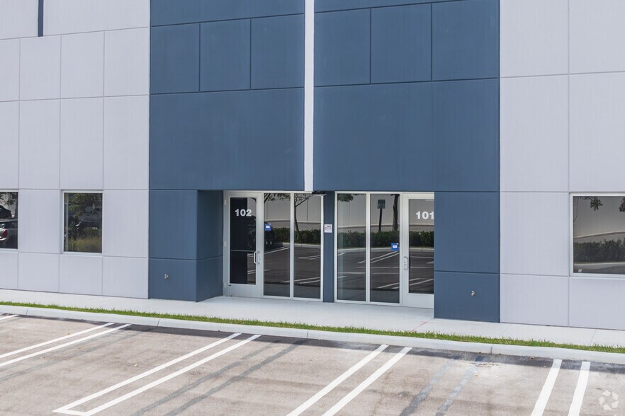 6371 NW 102nd Ave, Doral, FL à louer - Photo du bâtiment - Image 2 de 10