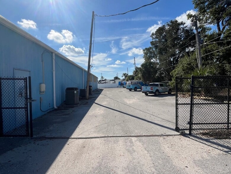 6080 126th Ave N, Largo, FL à vendre - Photo du bâtiment - Image 2 de 27