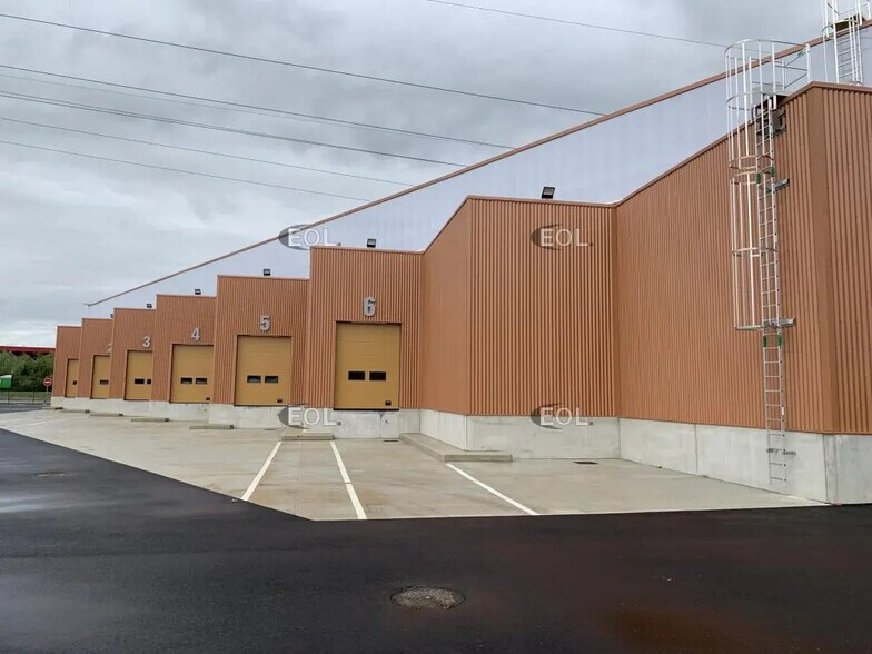 Industriel dans Le Coudray-Montceaux à louer - Photo du bâtiment - Image 2 de 6