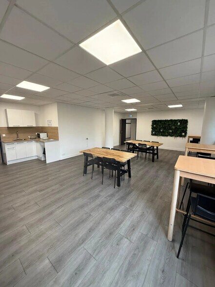 Office in Torcy for lease - Interior Photo - Image 2 of 5