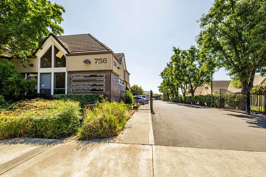 756 Porter Ave, Stockton, CA à vendre - Photo du bâtiment - Image 2 de 40