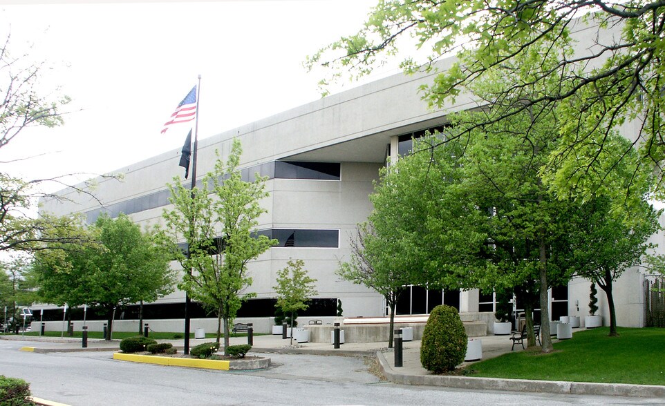 1 Teleport Dr, Staten Island, NY à louer - Photo du bâtiment - Image 3 de 6