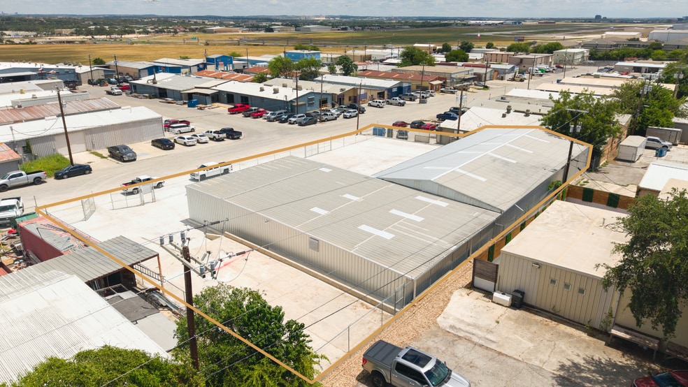 118-122 W Turbo Dr, San Antonio, TX à louer - Photo du bâtiment - Image 3 de 16