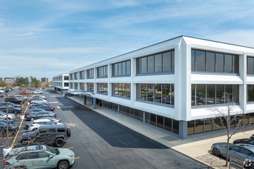 2311 W 22nd St, Oak Brook, IL à louer - Photo du bâtiment - Image 2 de 5