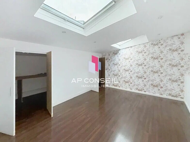 Office in Versailles for lease - Building Photo - Image 1 of 10