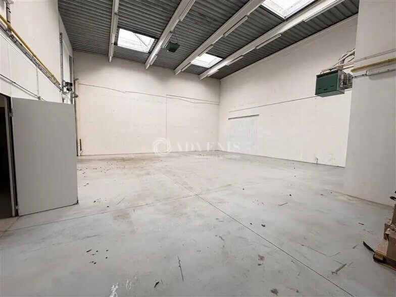 Flex in Champs-sur-Marne for lease - Interior Photo - Image 2 of 6