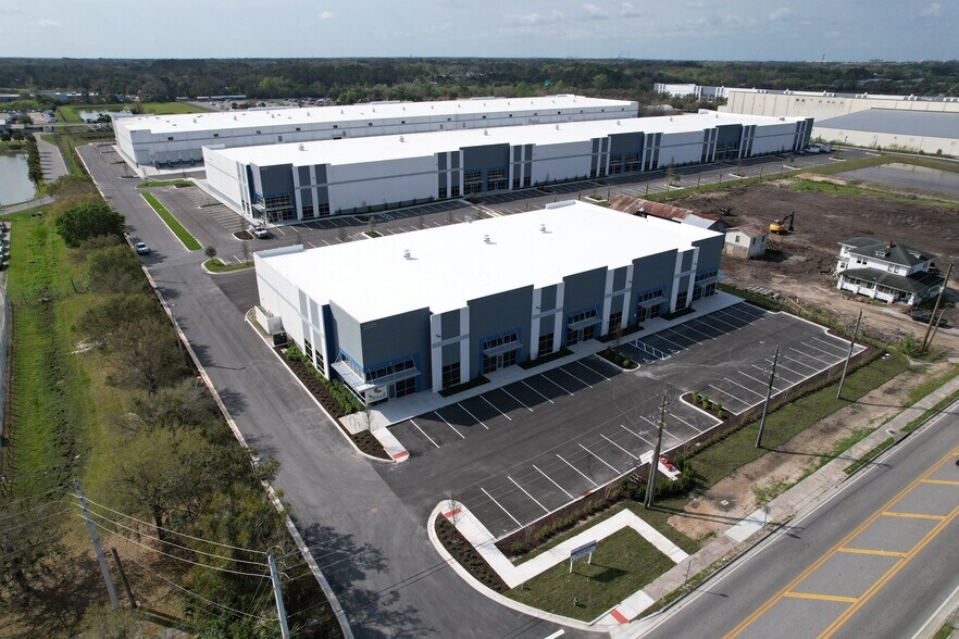 3205 St. Johns Pky, Sanford, FL à louer - Photo du bâtiment - Image 2 de 6