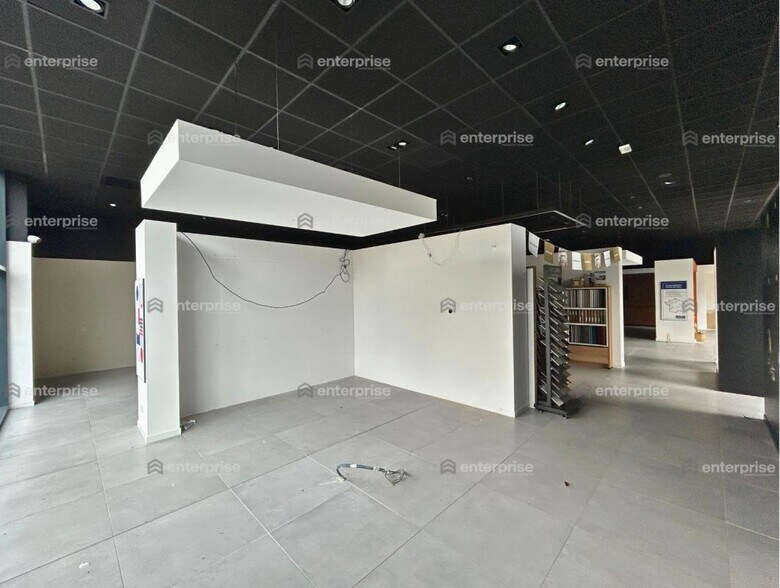 Retail in Saint-Maximin for lease - Interior Photo - Image 2 of 4