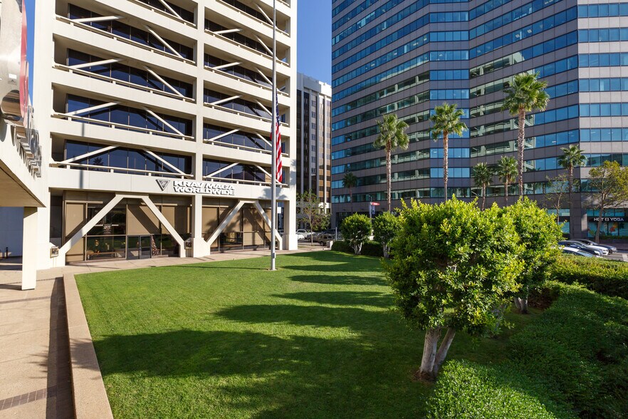 15233 Ventura Blvd, Sherman Oaks, CA à louer - Photo du bâtiment - Image 3 de 6