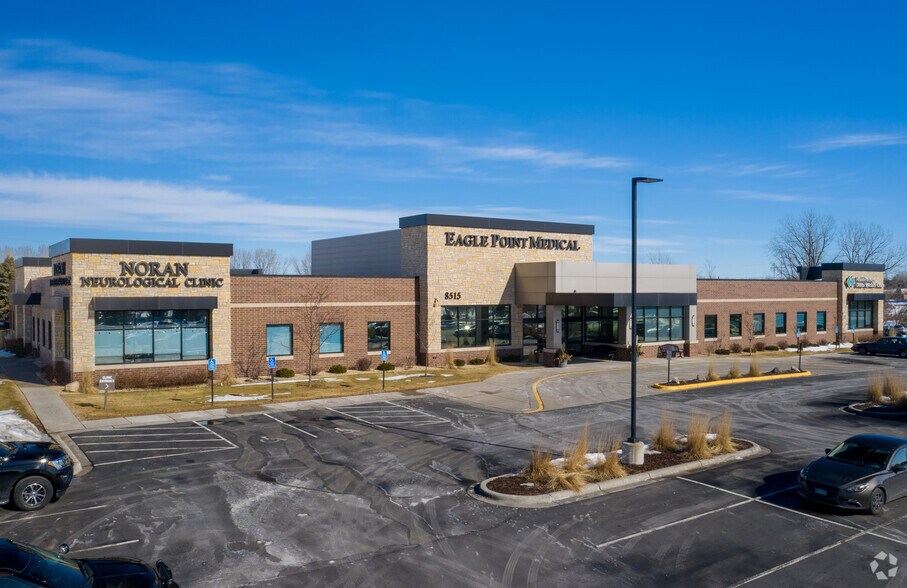 8515 Eagle Point Blvd N, Lake Elmo, MN for lease - Building Photo - Image 1 of 9