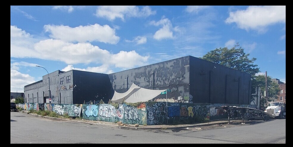 335 Moffat St, Brooklyn, NY for lease - Building Photo - Image 1 of 18