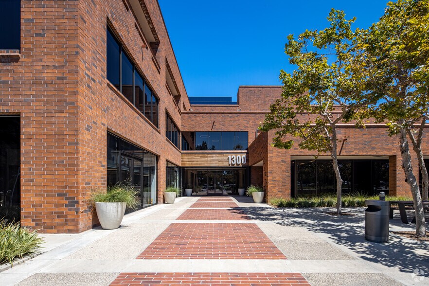 4041 MacArthur Blvd, Newport Beach, CA à louer - Photo du bâtiment - Image 3 de 12