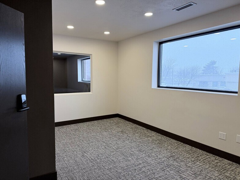 332 E 3300 S, South Salt Lake, UT à louer - Photo du bâtiment - Image 3 de 9