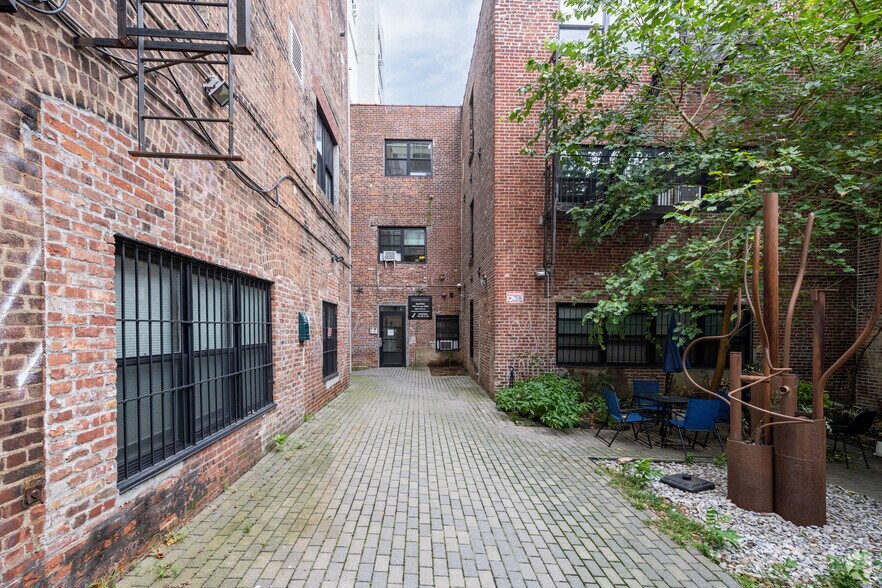 350 Manhattan Ave, Brooklyn, NY à vendre - Photo du bâtiment - Image 2 de 10