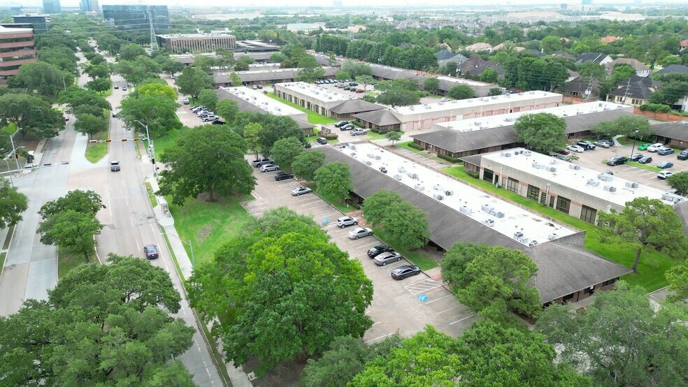 11201 Richmond Ave, Houston, TX à louer - Vidéo sur l’inscription commerciale - Image 2 de 11
