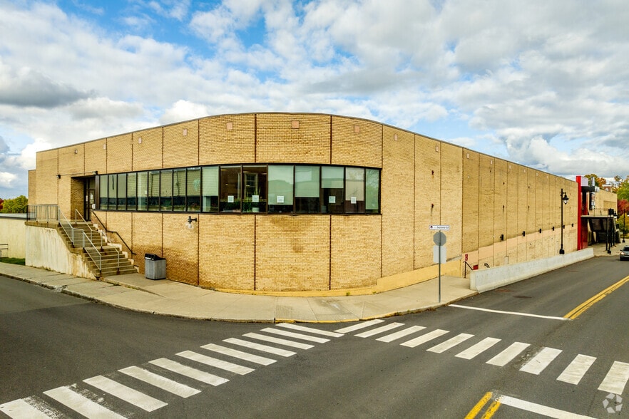 175 Rue Principale, Cowansville, QC à louer - Photo du bâtiment - Image 3 de 7