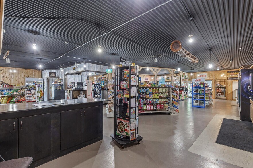 521 Fergus Ave, Erhard, MN à vendre - Photo du bâtiment - Image 2 de 17