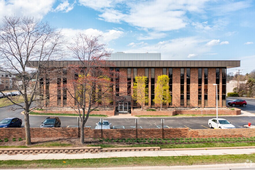 10 W Square Lake Rd, Bloomfield Hills, MI à louer - Photo du bâtiment - Image 3 de 4