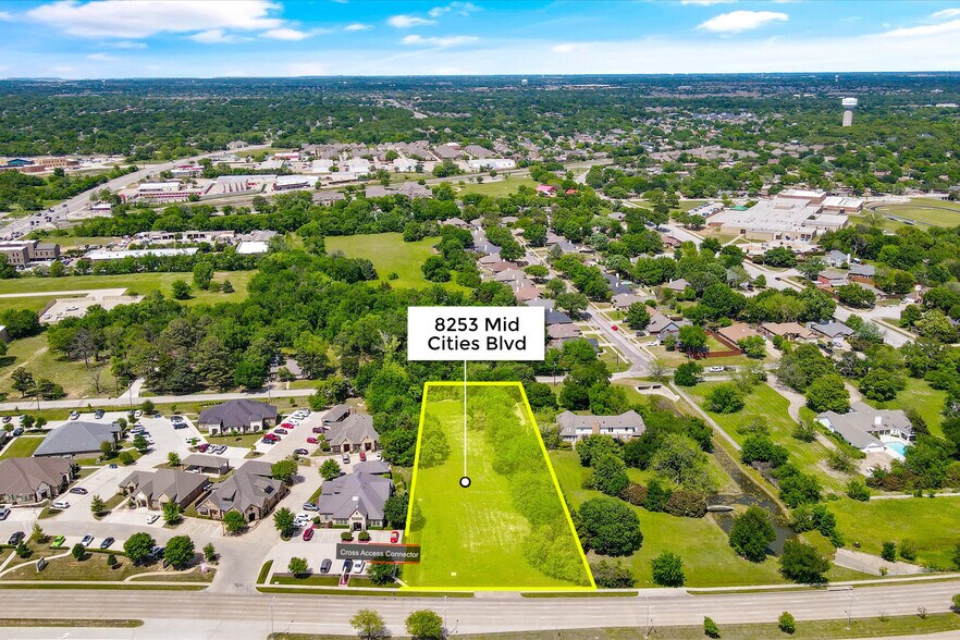 8253 Mid Cities, North Richland Hills, TX à vendre - Photo du bâtiment - Image 3 de 6