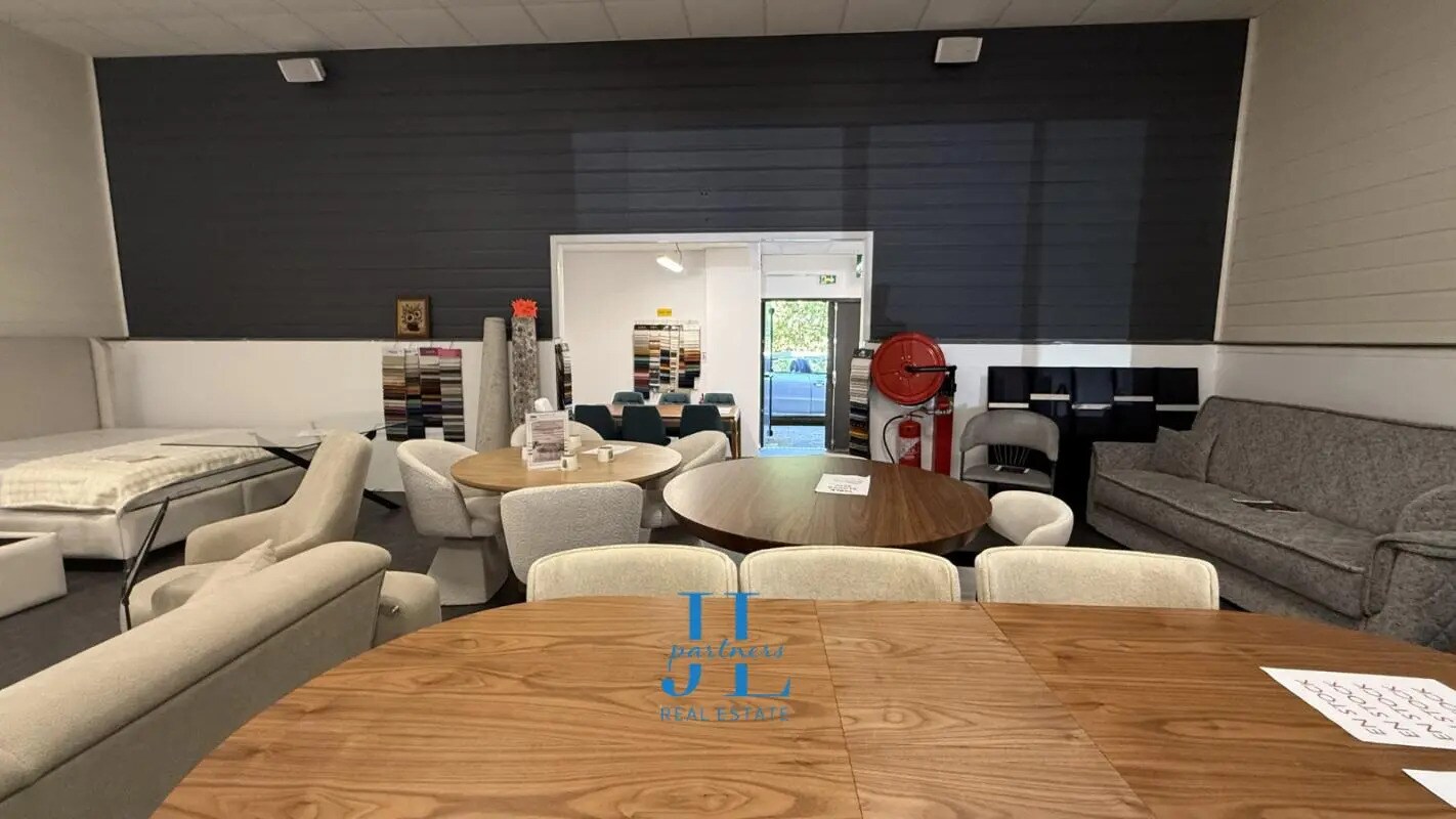 Retail in Mérignac for lease Interior Photo- Image 1 of 6