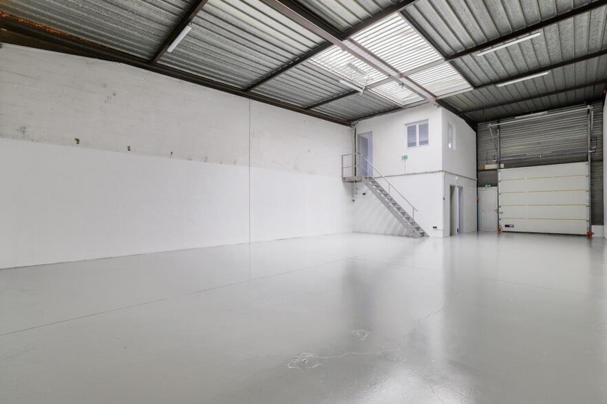 14-16 Rue Du Compas, SAINT-OUEN-L'AUMONE for lease - Interior Photo - Image 1 of 9