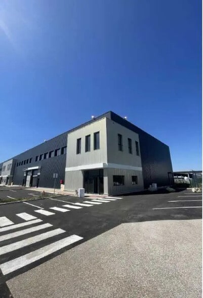 Flex in Saint-Bonnet-de-Mure for lease - Building Photo - Image 3 of 28